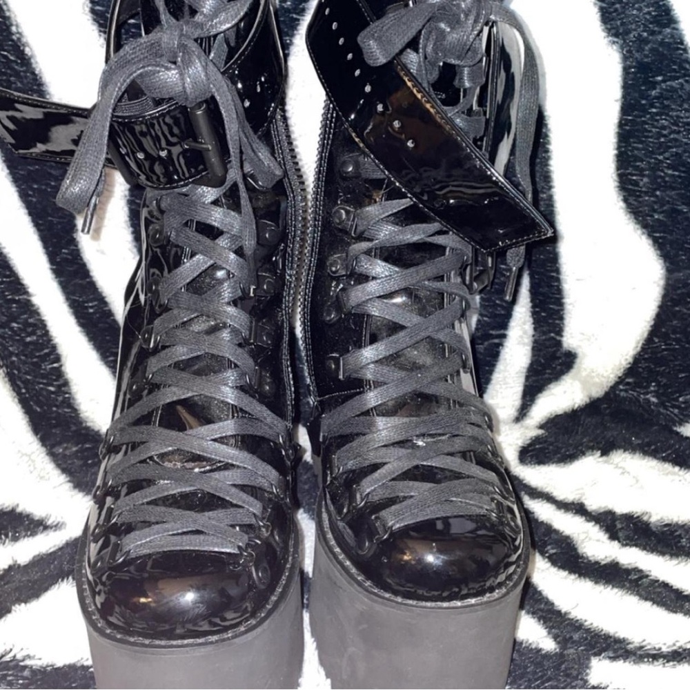 Sacred traitor boots (BRAND WIDOW)